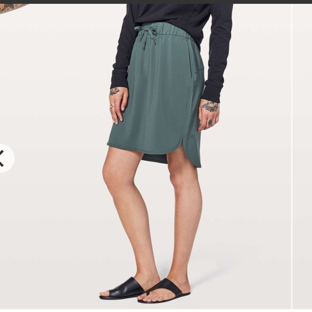 Lululemon On The Fly Skirt in Gravity Sz 4